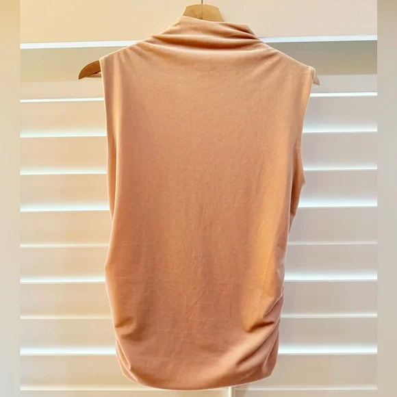 Elegant Sleeveless Peach 🍑 Top - Picture 2 of 3